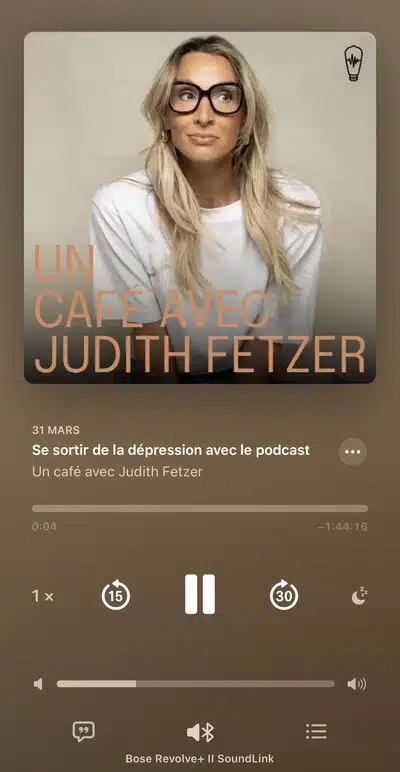 Visuel du podcast « Un café avec Judith Fetzer » avec portrait de Judith Fetzer portant un chandail blanc et des lunettes, accompagné du titre de l’épisode « Se sortir de la dépression avec le podcast »